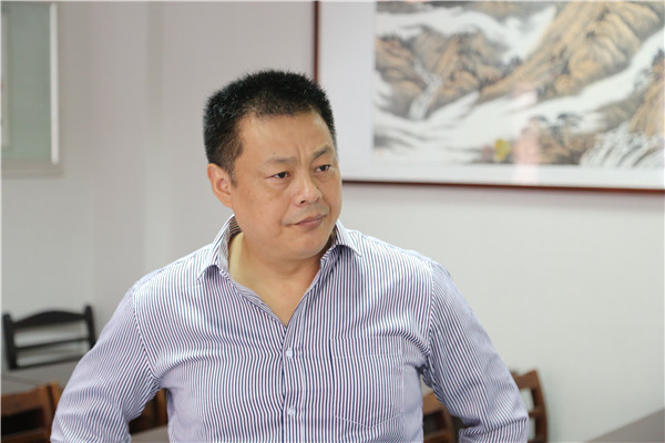 著名作家顾坚先生来我校倾情讲述我的文学成长史