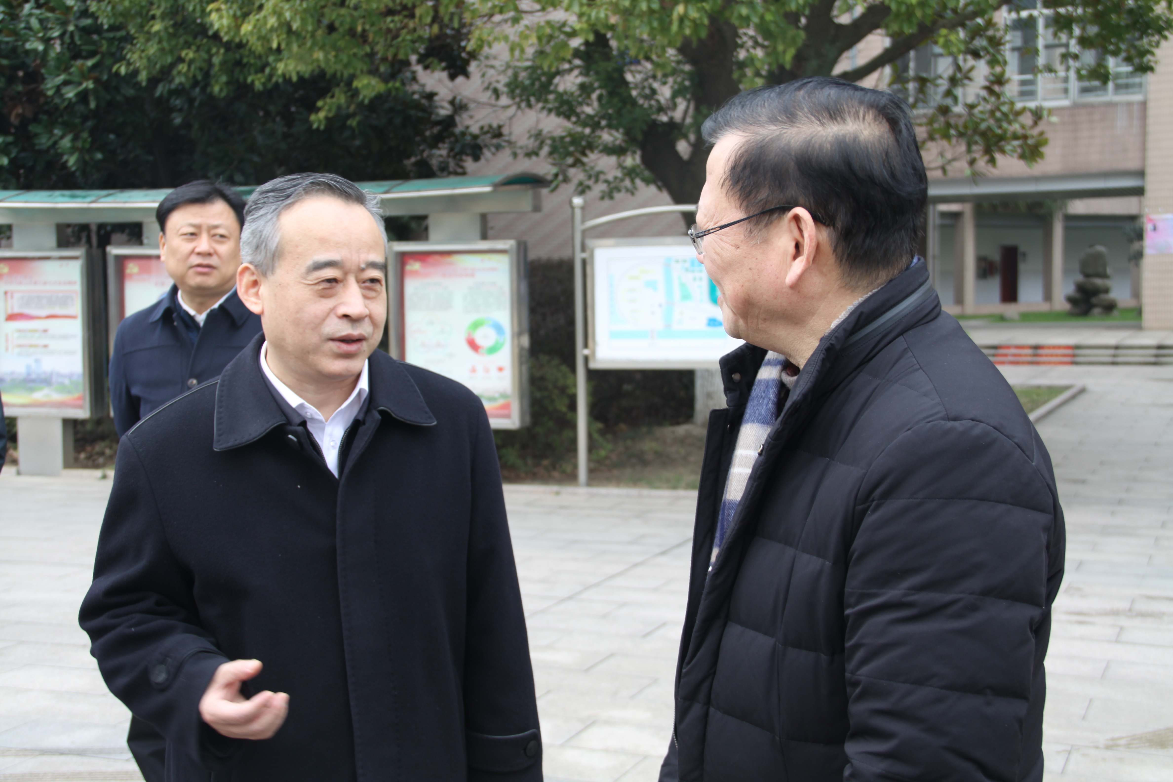 市委书记张岳峰一行看望慰问高层次人才郭惠宇同志