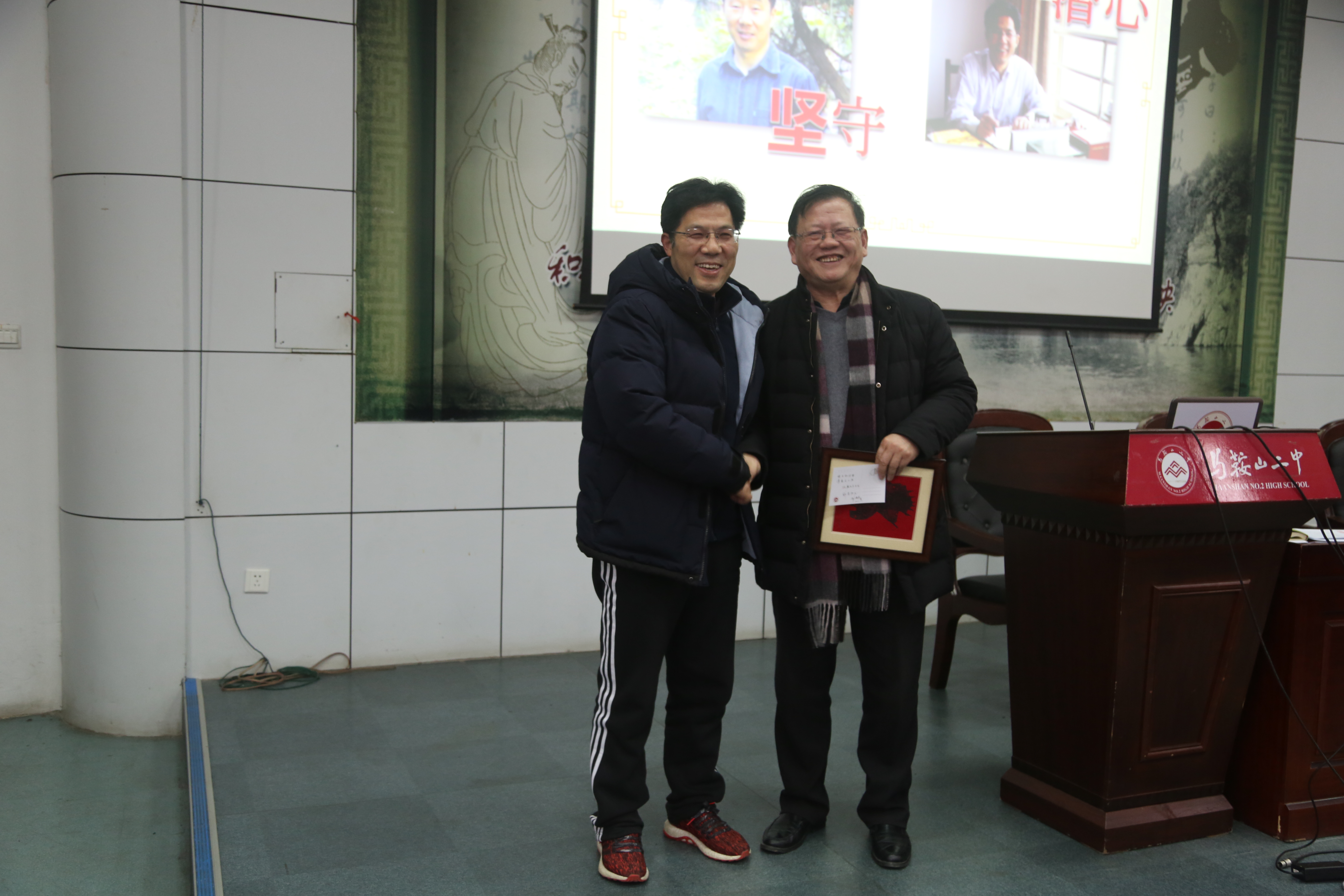 郭惠宇校长做主题报告,他首先回顾2019年学校的十件大事