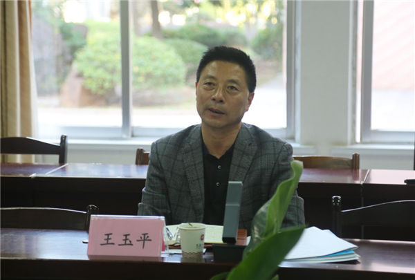校党委书记,校长王玉平,校党委副书记聂晓霞随行引领和讲解了马鞍山