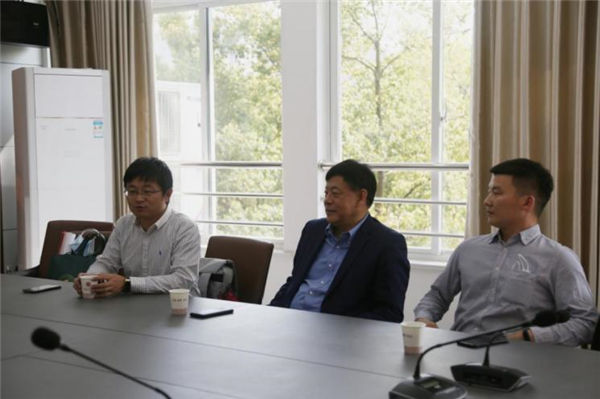 王玉平校长介绍了马鞍山二中的办学特色,校园建设与近年来我校