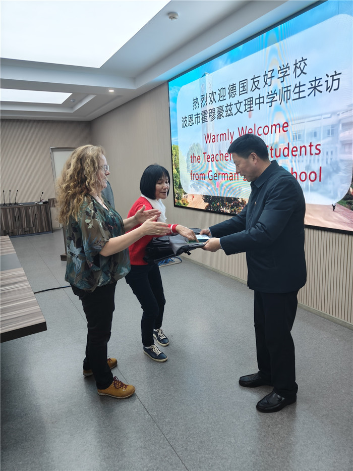 1126677048.jpg 1126677048.jpg